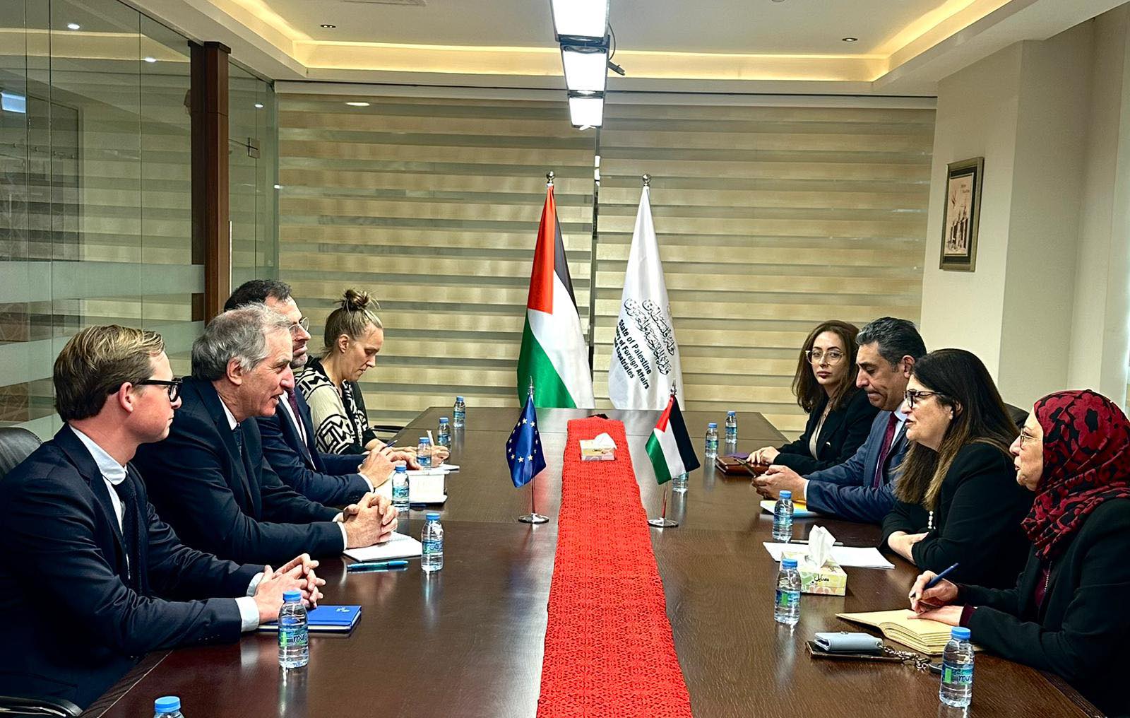 فارسين أغابكيان شاهين تلتقي المبعوث الخاص للاتحاد الأوروبي لعملية السلام في الشرق الأوسط