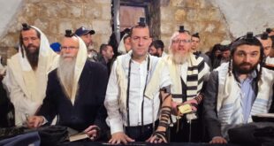 لأول مرة منذ 25 عامًا .. مستوطنون يؤدون "صلاة الصباح" في قبر يوسف شرق نابلس