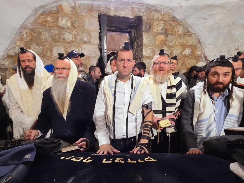 لأول مرة منذ 25 عامًا .. مستوطنون يؤدون "صلاة الصباح" في قبر يوسف شرق نابلس