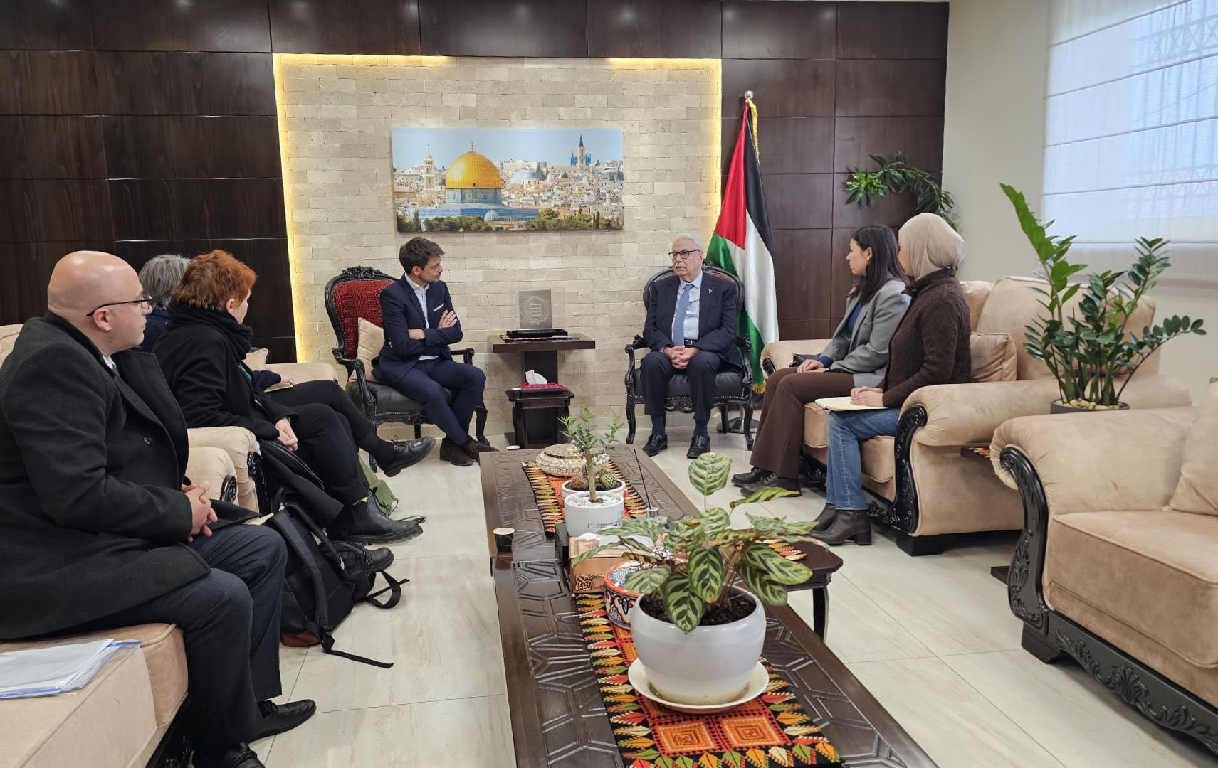 وزير الصحة يبحث مع وفد من الصليب الأحمر التعاون ودعم القطاع الصحي