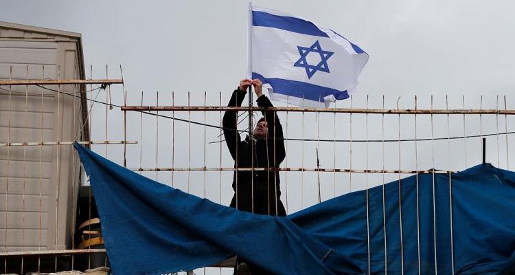 مستوطنون يستولون على غرفة زراعية في قرية المغير شمال شرق رام الله