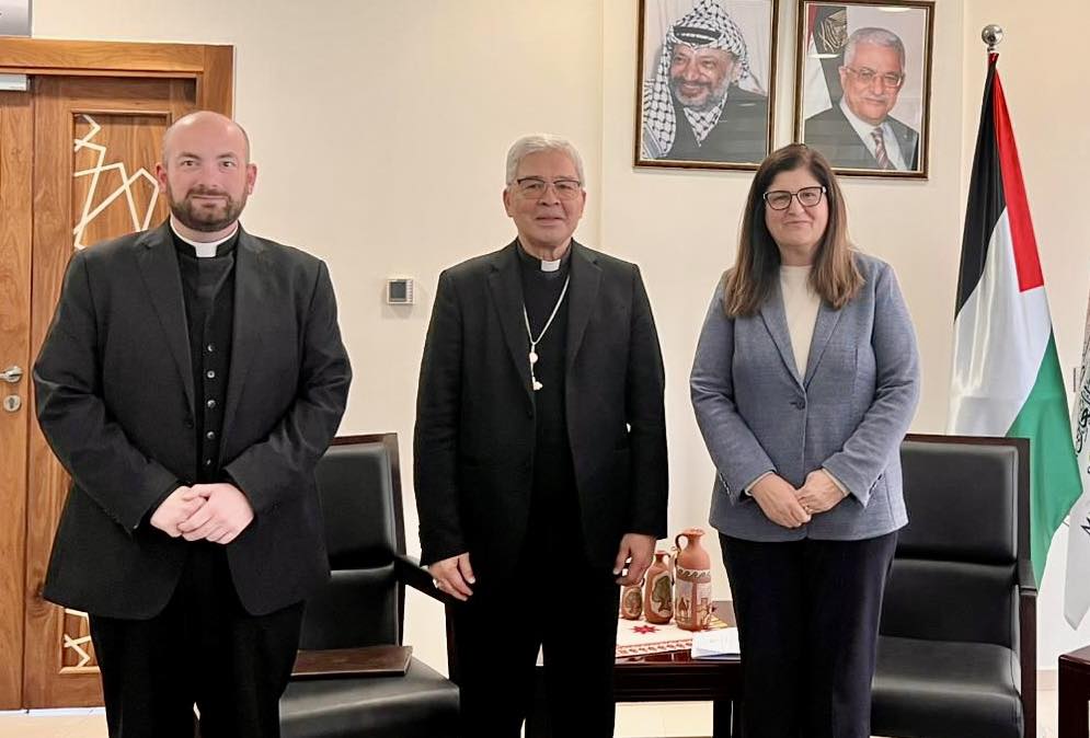 فارسين أغابكيان شاهين تلتقي القاصد الرسولي ورئيس الأساقفة