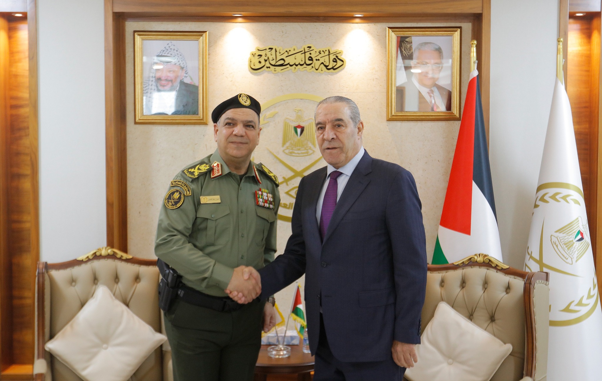 سيادة نائب الرئيس حسين الشيخ يزور مقر قيادة الاستخبارات العسكرية ويلتقي باللواء محمد الخطيب