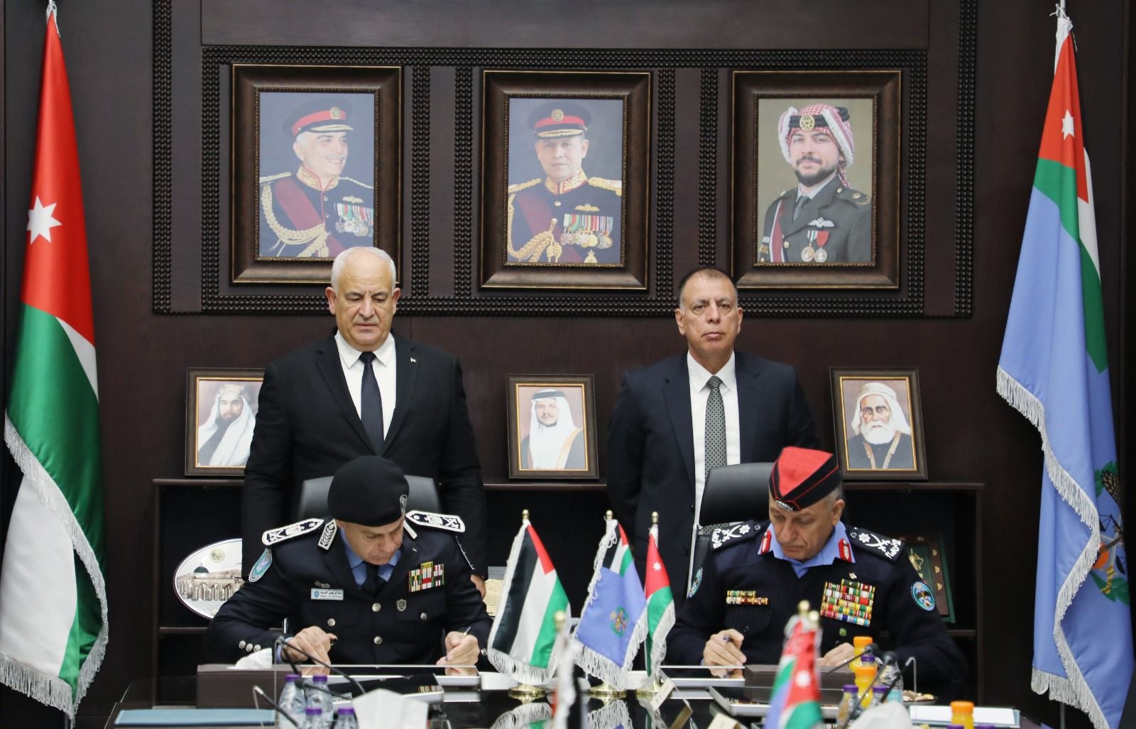 الشرطة الفلسطينية والأمن العام الأردني يوقعان مذكرة تفاهم لتطوير مركز الطوارئ (911) في فلسطين