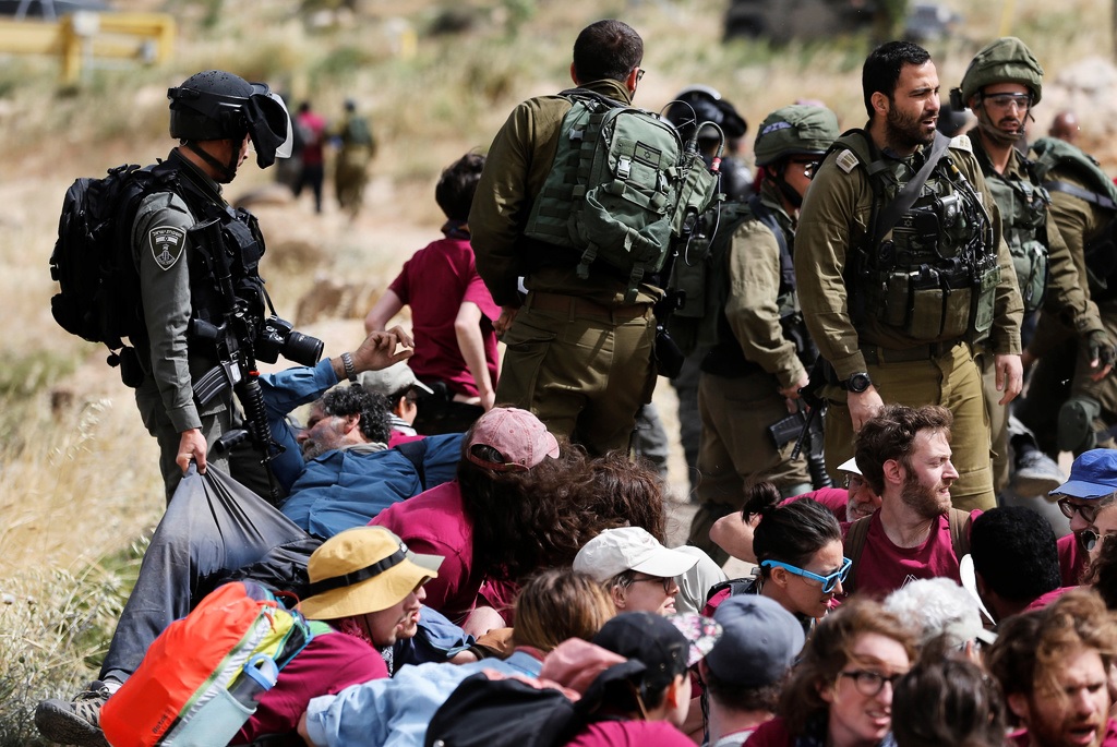 قوات الاحتلال تعتقل 4 أربعة متضامنين أجانب من المغير شرق رام الله