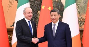 رئيس الصين شي جين بينغ يلتقي برئيس وزراء أيرلندا مايكل مارتن في بكين