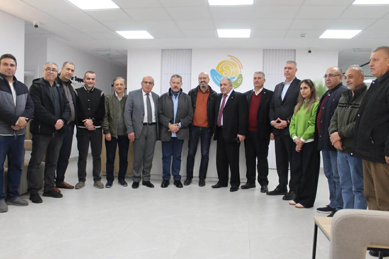 اهتمام قيادي متواصل بتعزيز صمود أبناء شعبنا ، وفد من القيادة الفلسطينية يزور مستشفى الشهيد محمود الهمشري في صيدا