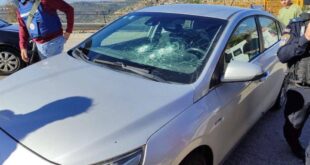 مستوطنون يعتدون على مركبة مواطن من بلدة كفر الديك غرب سلفيت