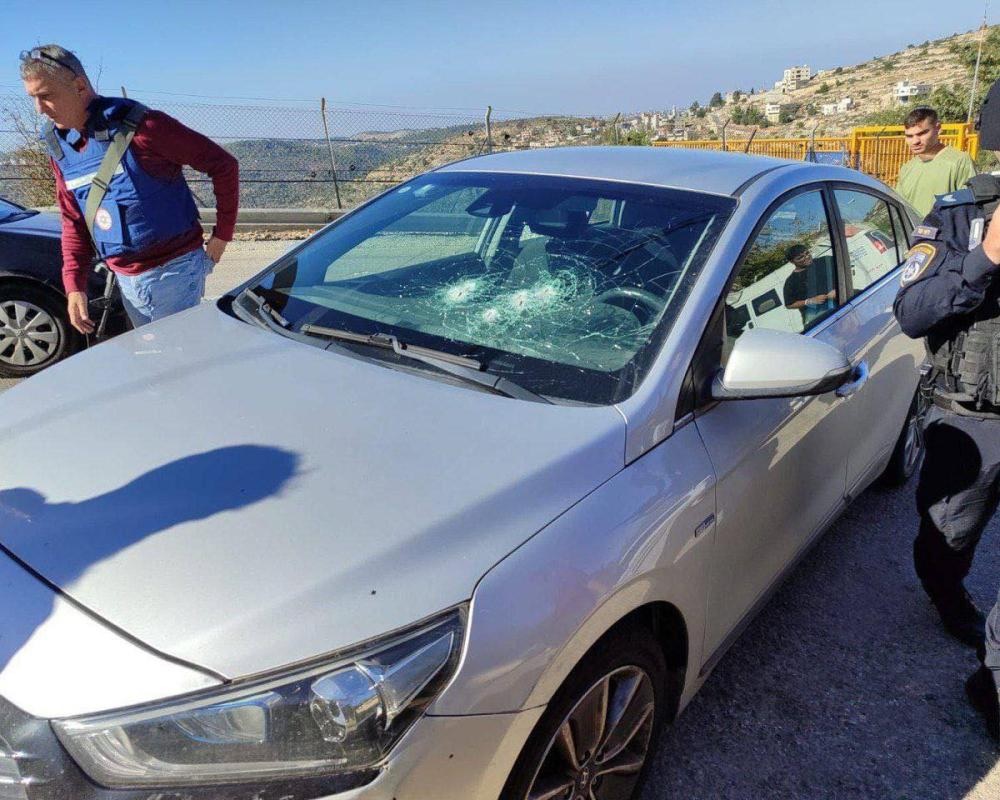 مستوطنون يعتدون على مركبة مواطن من بلدة كفر الديك غرب سلفيت