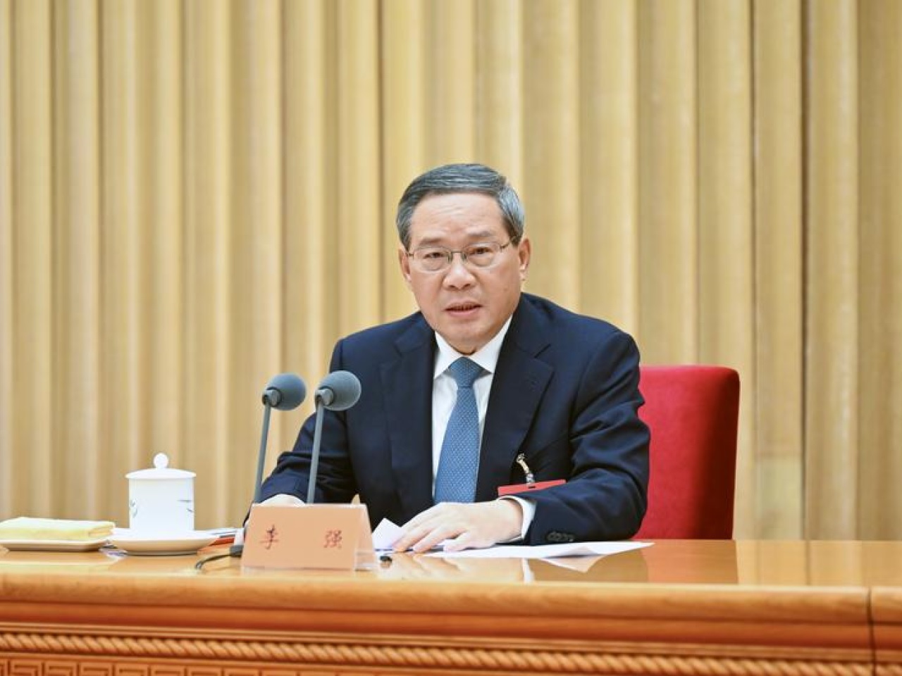 رئيس مجلس الدولة الصيني يترأس اجتماعا تنفيذيا للمجلس