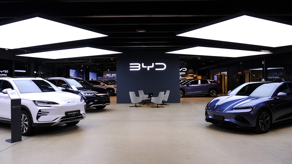 "بي واي دي" تتجاوز "تسلا" في مبيعات السيارات الكهربائية عام 2025