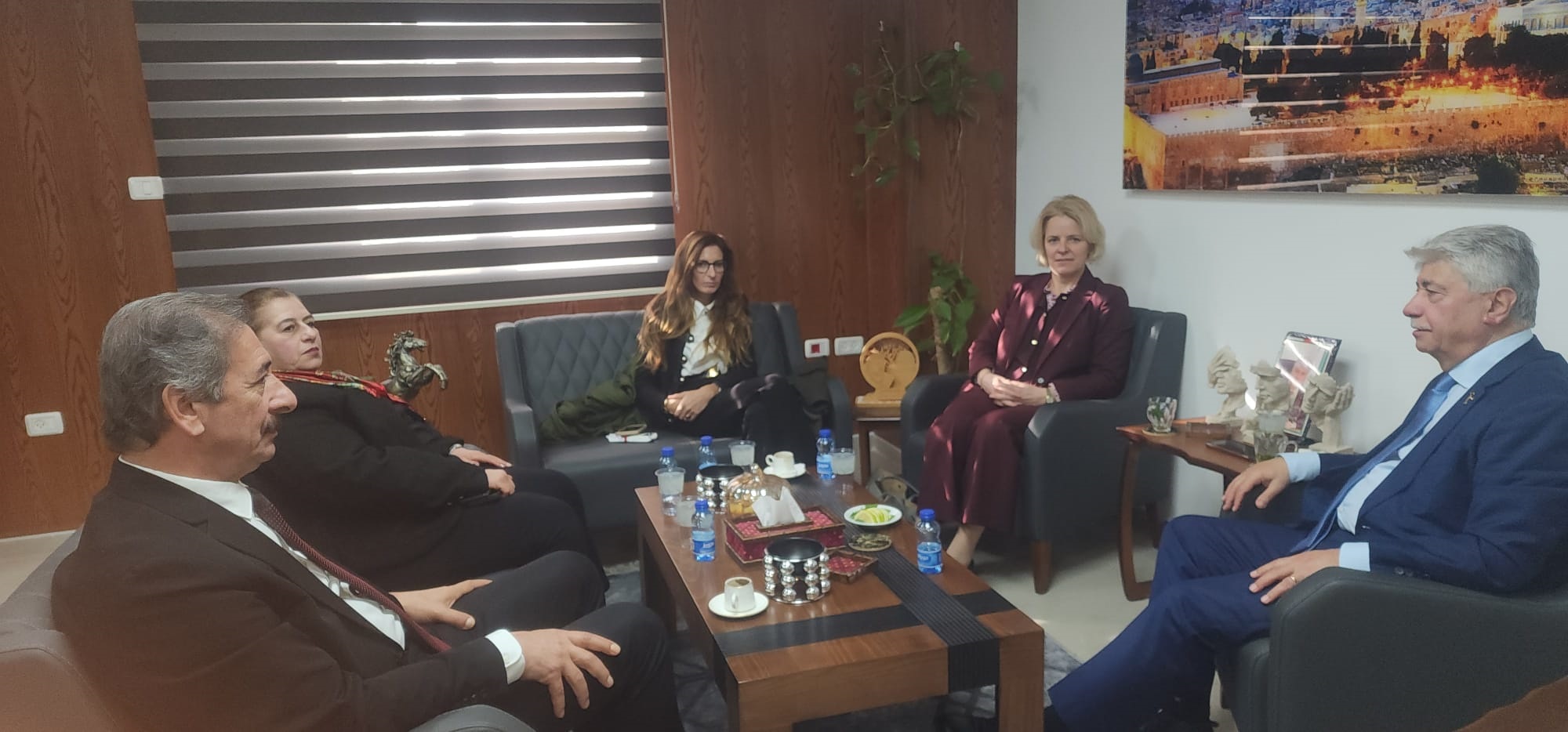 د. مجدلاني يطلع ممثلة سويسرا على اخر المستجدات السياسية ويدعو سويسرا للاعتراف بالدولة الفلسطينية