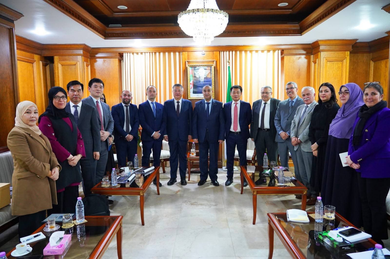 تعاون جزائري صيني: وزير الطاقة والطاقات المتجددة يستقبل وفدا من شركة هواوي