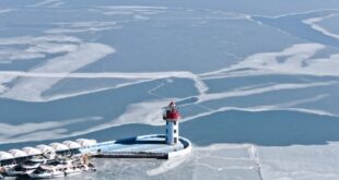 منظر خلاب في بحيرة هضبية في شمال غربي الصين