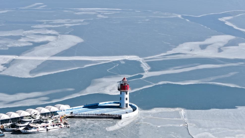 منظر خلاب في بحيرة هضبية في شمال غربي الصين