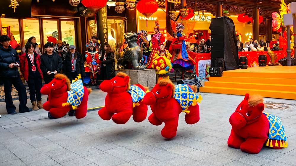 شانغهاي: عرض "الخيول الصغيرة المحظوظة" الآلية في مهرجان فوانيس حديقة يوييوان- مزيج مثالي بين التكنولوجيا والتقاليد الشعبية