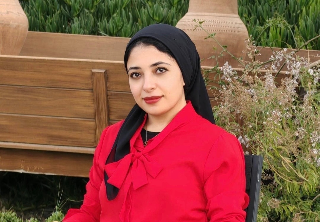 دائرتا حناءٍ بباطن كفّيّ 