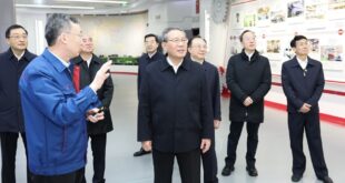 رئيس مجلس الدولة الصيني يحث على بذل الجهود لتعزيز التنمية وتحسين رفاهية الشعب