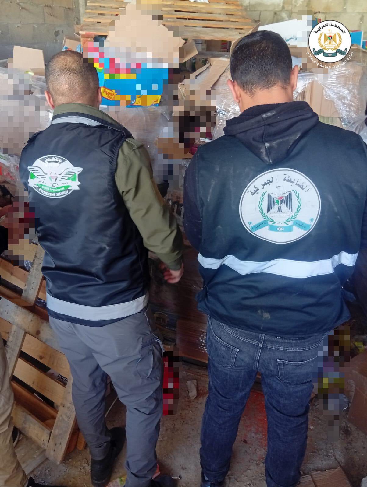 ضبط حوالي 20 طن بقوليات وحليب أطفال منتهية الصلاحية في جنوب محافظة الخليل