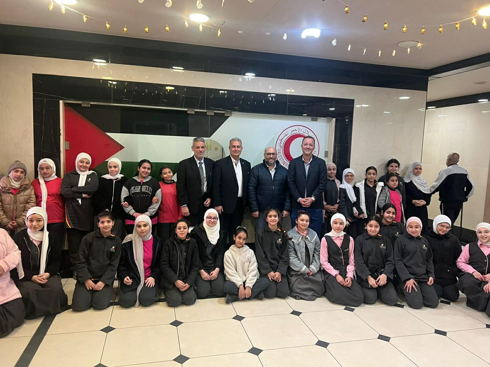 تعزيز التعليم التطبيقي: طلاب ثانوية الاستجابة يطّلعون على الخدمات الطبية في مستشفى الهمشري