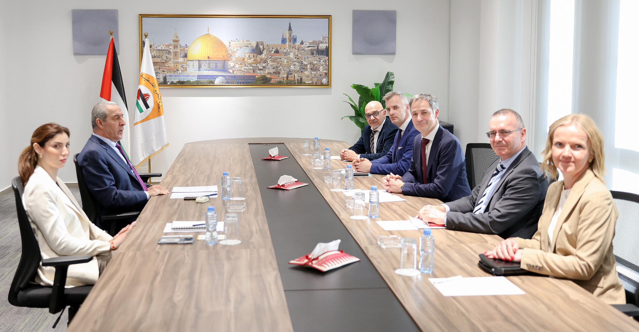 نائب الرئيس حسين الشيخ يبحث مع مدير عام برنامج الأمم المتحدة الإنمائي آفاق تعزيز الشراكة التنموية