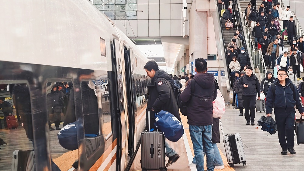 مناطق مختلفة في الصين تتخذ إجراءات لضمان سلامة النقل بالسكك الحديدية خلال ذروة السفر لعيد الربيع