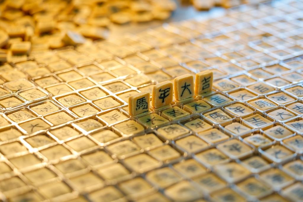 صناعة الحلوى المزينة بالرموز الصينية في محافظة تشيمن بشرقي الصين