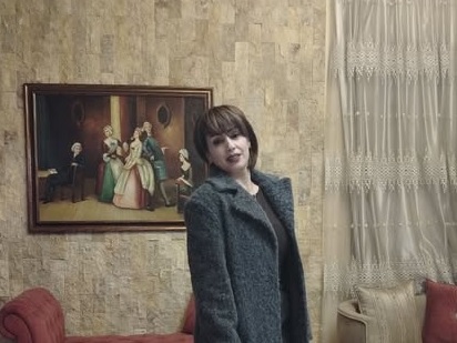 أنا شاعرةٌ تتسكعُ ، بقلم : مايا عوض