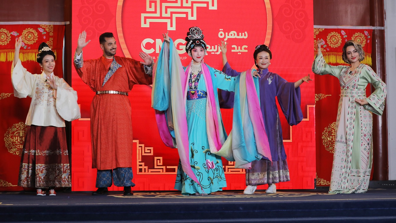 ليلة لم الشمل لاستقبال عام الحصان (2): مقطع من أوبرا ((الحورية تنثر الزهور)) يكشف جمال الأداء لأوبرا بكين