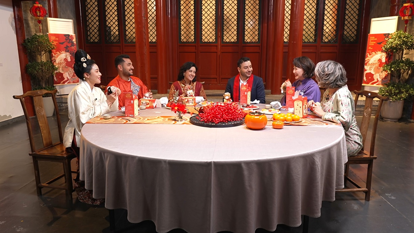 ليلة لم الشمل لاستقبال عام الحصان (٥): البهجة في الجياوتسي والمفاجأة في الصناديق الغامضة