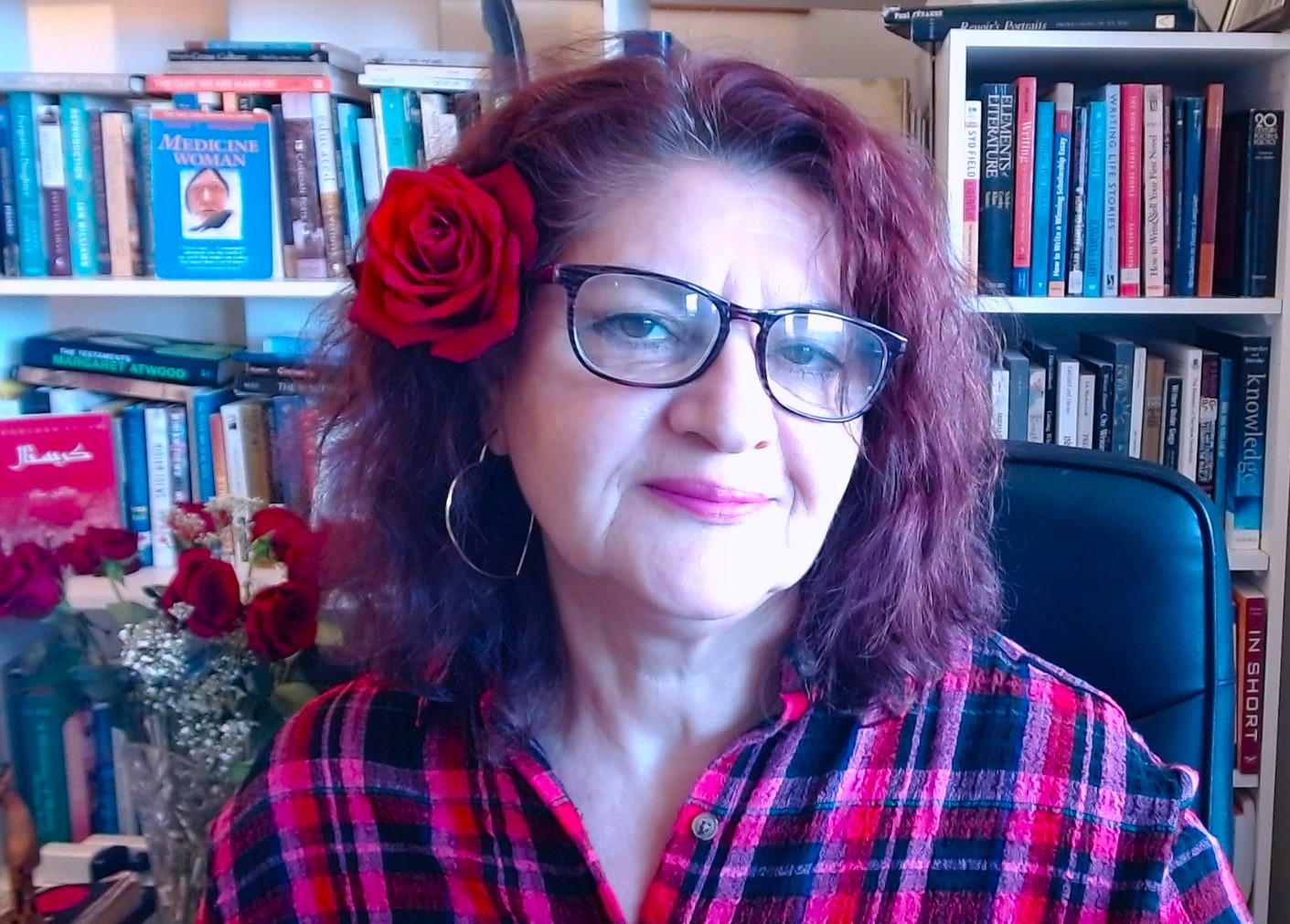 سرد أسطورة ديونسيس بصوت المرأة بدل الرجل في كتاب دليل الهجرة 