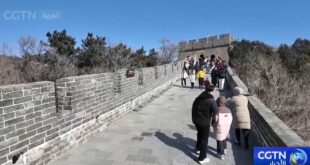 السياح يزورون سور الصين العظيم للتعبير عن تطلعاتهم في السنة الصينية الجديدة