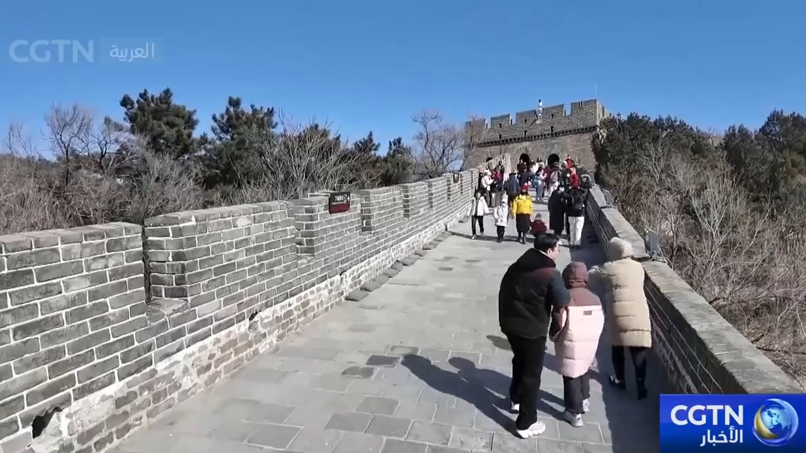 السياح يزورون سور الصين العظيم للتعبير عن تطلعاتهم في السنة الصينية الجديدة