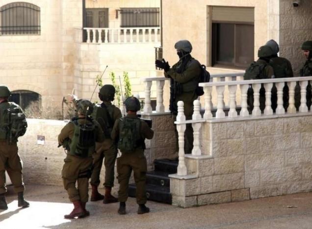 الاحتلال يداهم منزلا في عناتا شمال شرق القدس المحتلة