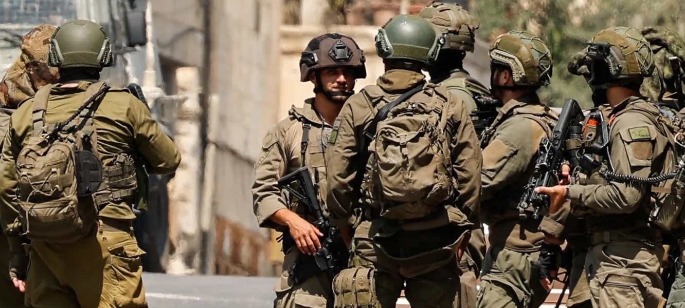 الاحتلال يعتقل أكثر من 33 مواطنًا في حملة مداهمات واسعة طالت عدة محافظات بالضفة الغربية