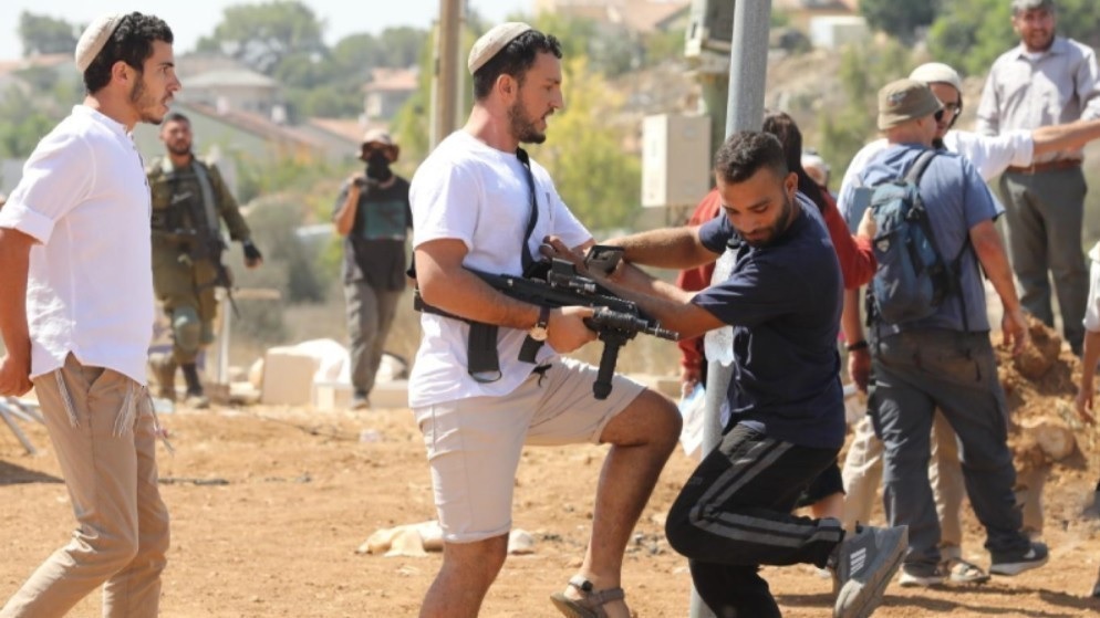 الأغوار الشمالية : إصابة مواطنين من خربة سمرة جراء رشهما بغاز الفلفل من قبل مستوطنين