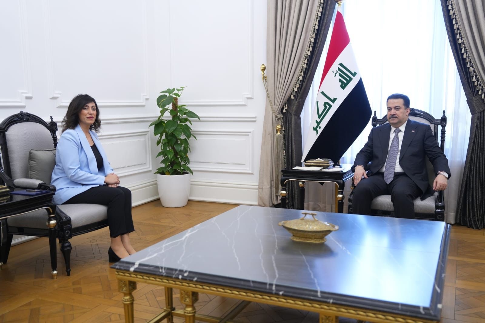 سفيرة فلسطين لدى العراق سمر عوض الله تطلع رئيس الوزراء العراقي على آخر المستجدات