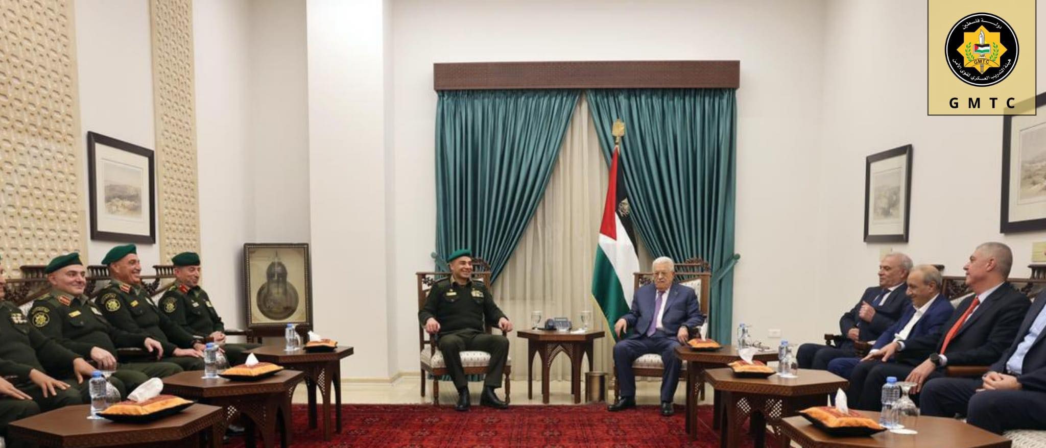 الرئيس محمود عباس يتسلم التقرير السنوي لهيئة التدريب العسكري