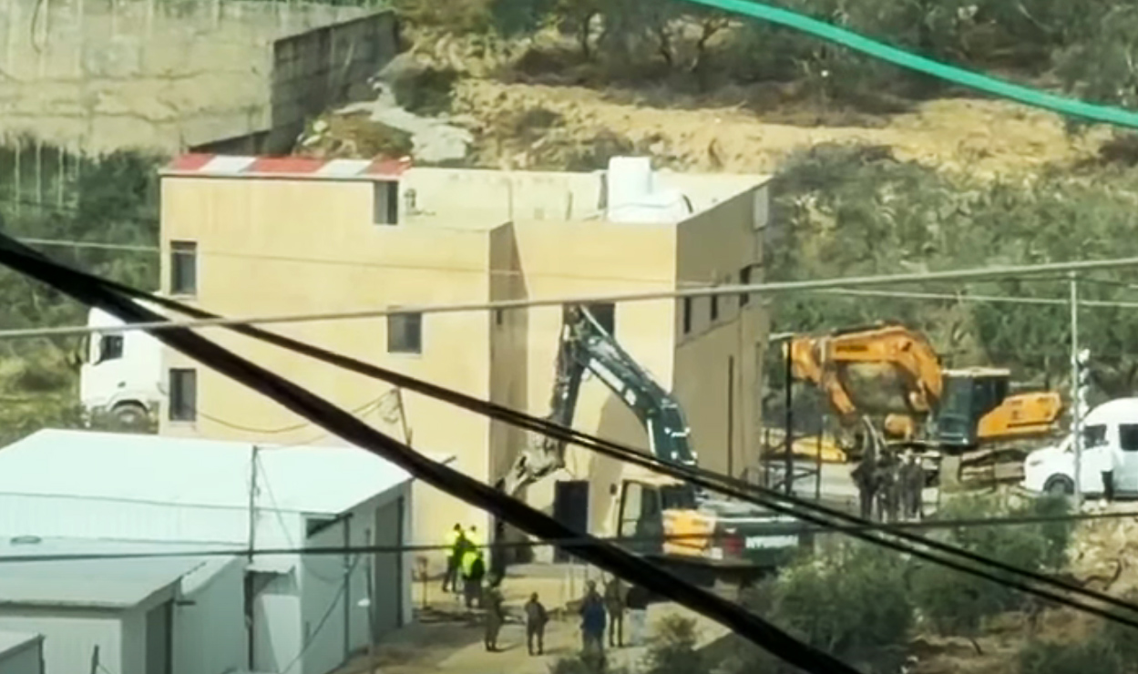 الاحتلال يهدم مبنى ومحال تجارية جنوب جنين