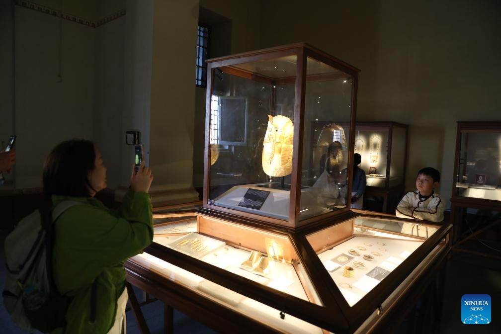 سياح صينيون يقضون عيد الربيع بين عجائب مصر القديمة