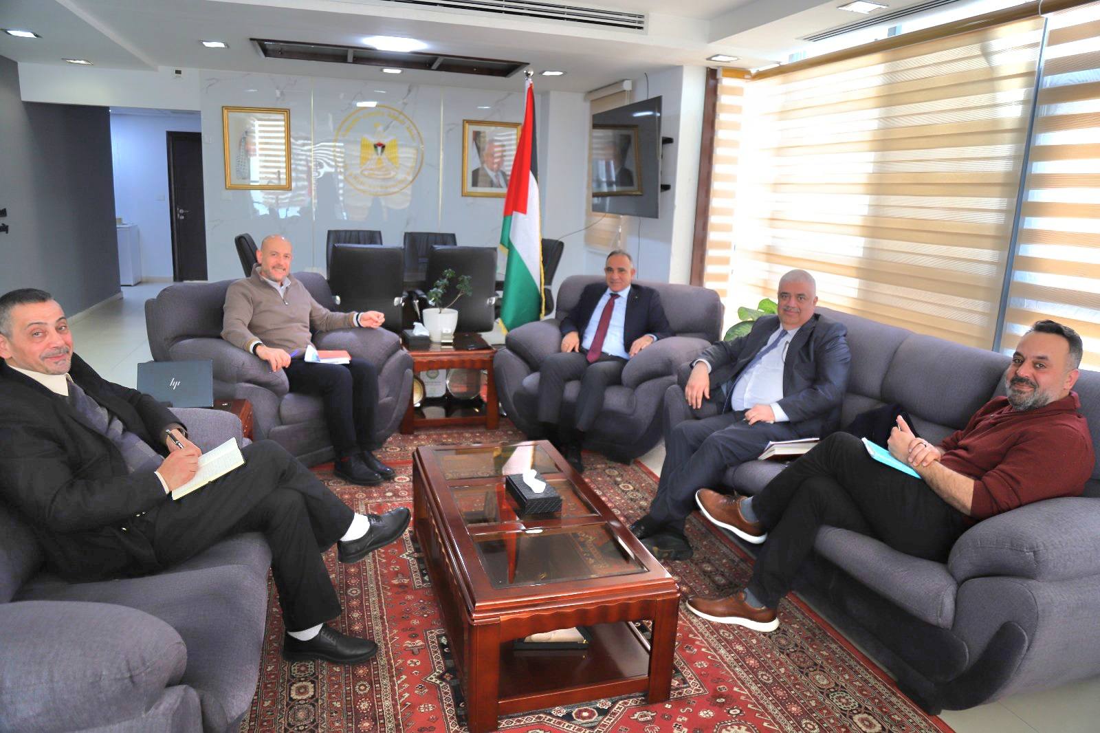 رئيس سلطة الطاقة يلتقي مدير برنامج الطاقة في برنامج الأمم المتحدة الانمائي تمهيداً لإطلاق مشروع “شمسي”