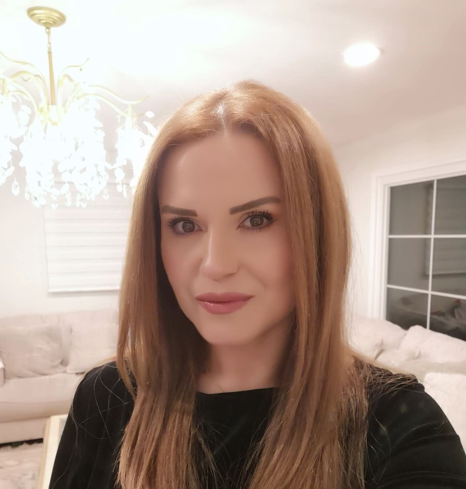 ظلالُ رحيلي وراءَ عينيْكَ مترنمةٌ 