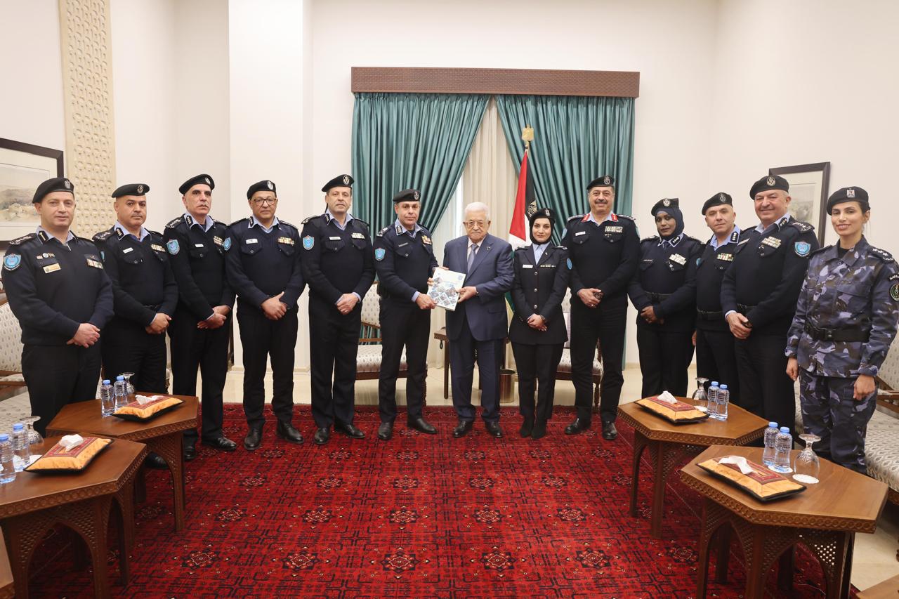 الرئيس محمود عباس يتسلم تقرير جهاز الشرطة السنوي لعام 2025