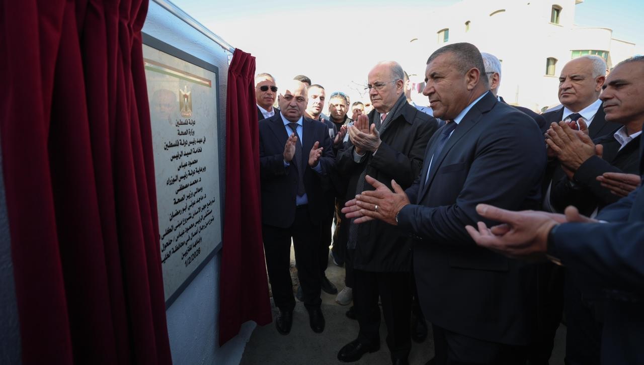 خلال جولته بمحافظة الخليل: رئيس الوزراء يضع حجر الأساس لمبنى غسيل الكلى في مستشفى محمود عباس بحلحول