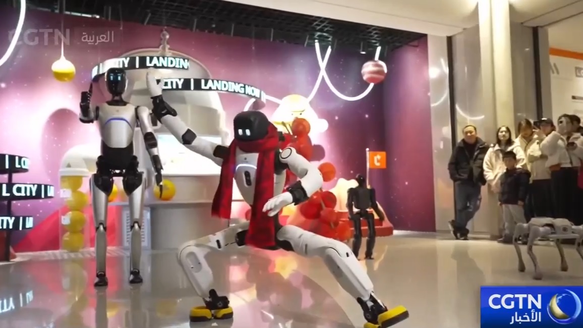 الروبوتات تشارك في زحمة التسوق بمناسبة عيد الربيع الصيني في شانغهاي