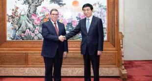 كبير المستشارين السياسيين الصينيين يلتقي مسؤولًا بارزًا من كوبا