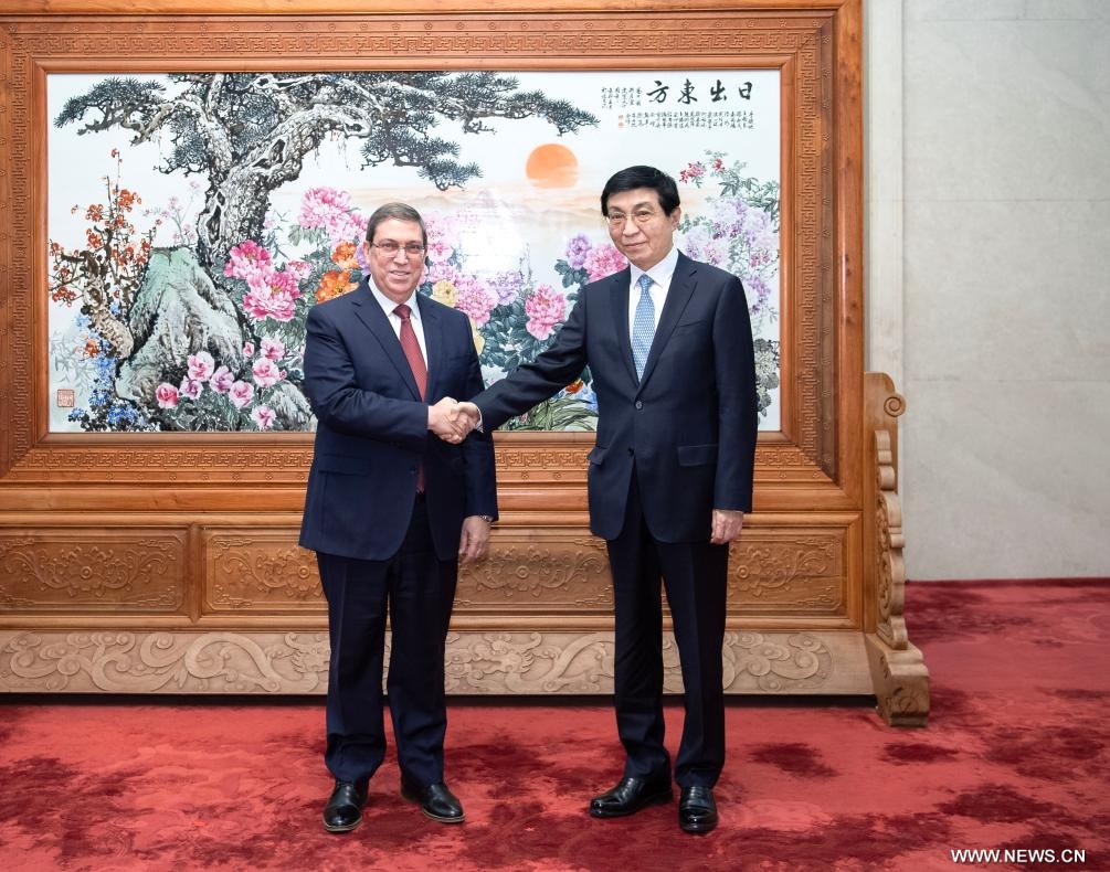 كبير المستشارين السياسيين الصينيين يلتقي مسؤولًا بارزًا من كوبا