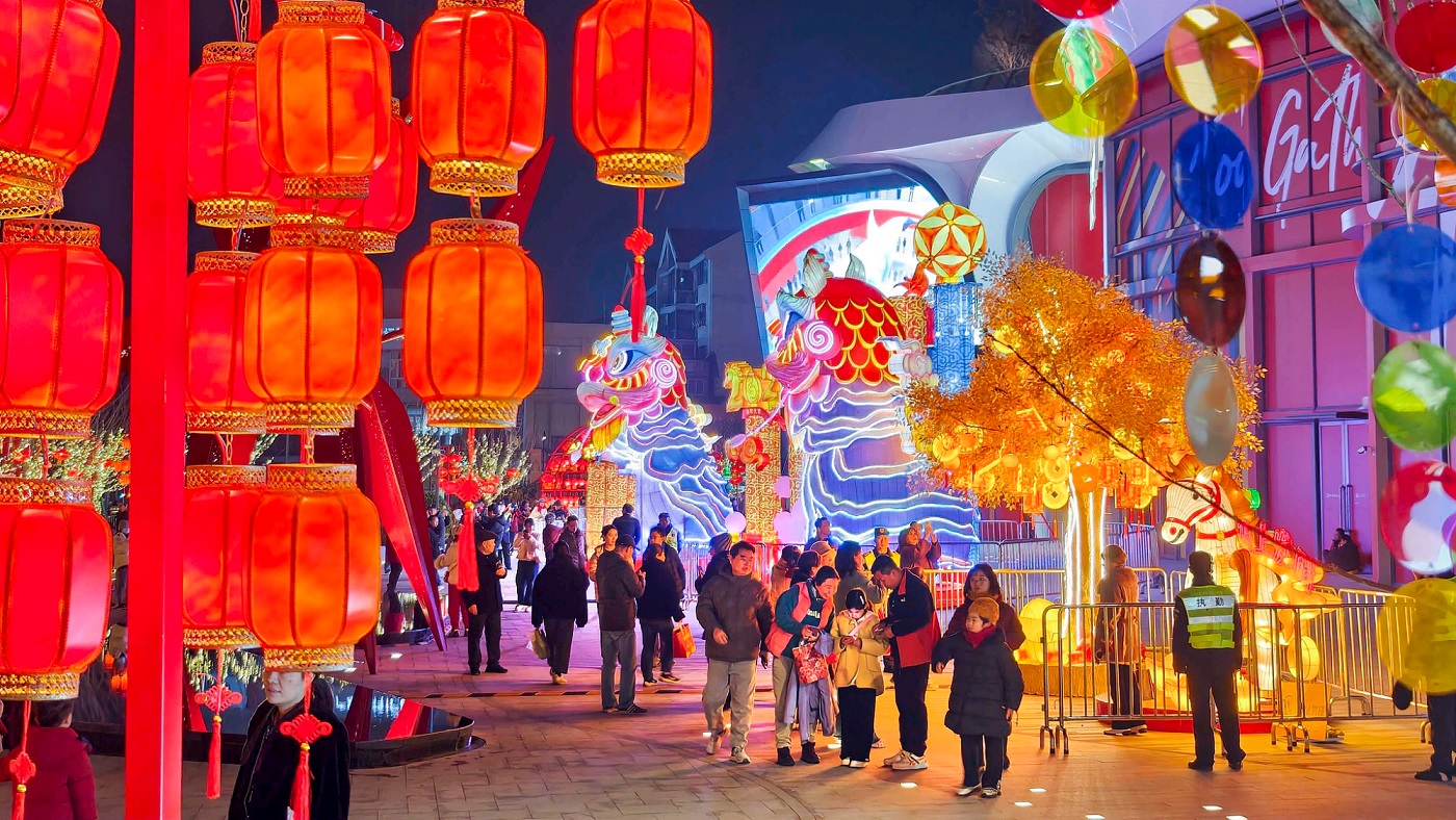 الصين تحتفل باليوم الرابع من العيد بأجواء مفعمة بالحيوية