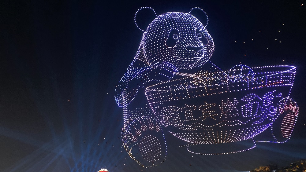 ييبين، سيتشوان: عرض ضوئي بطائرات مسيرة احتفالاً بعيد الربيع 2026 في الصين