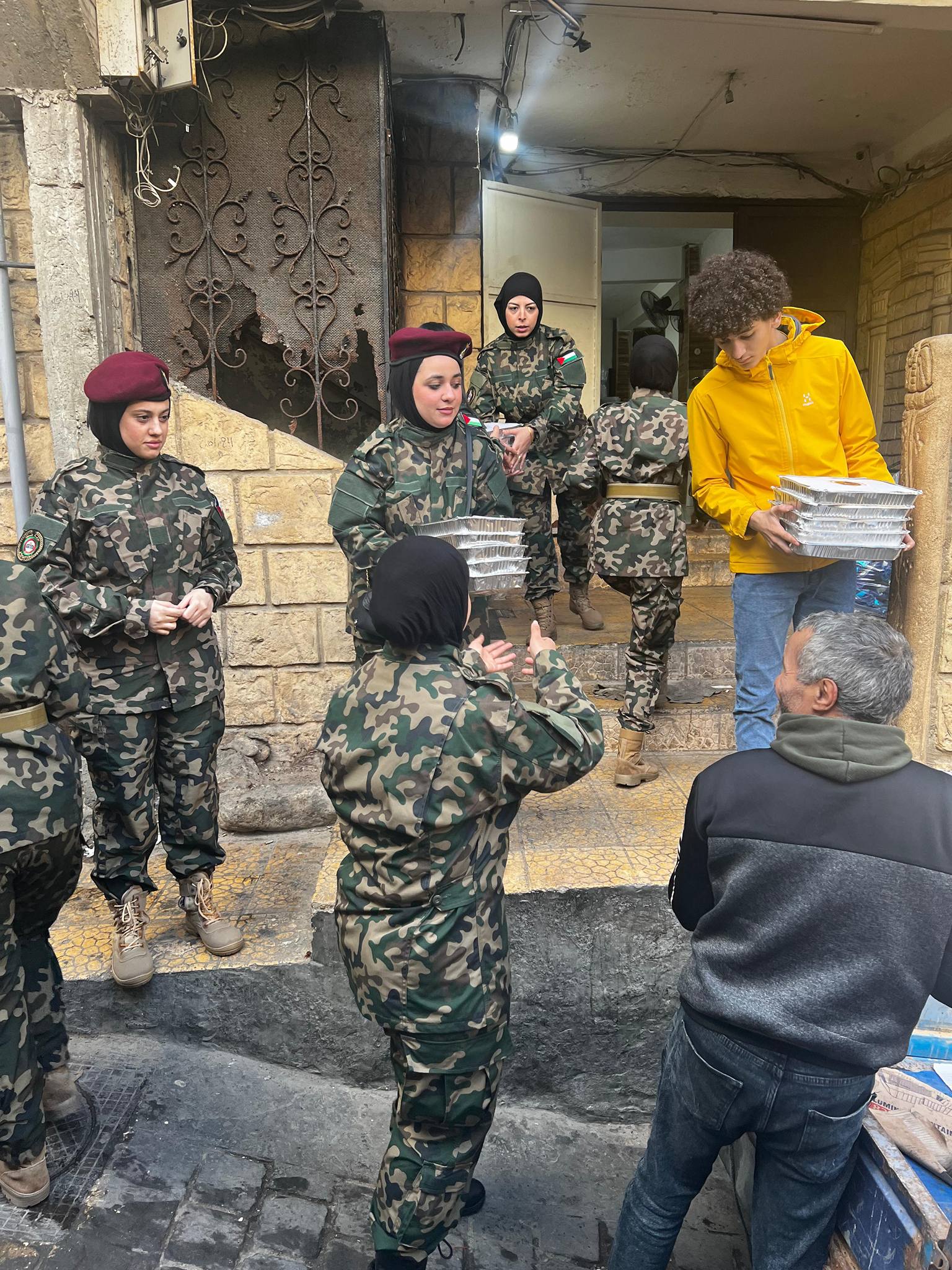 الأمن الوطني الفلسطيني يشارك في توزيع وجبات إفطار رمضان في مخيم برج البراجنة